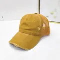 Detaillierte Ansicht einer gelben Distressed Trucker Cap mit Mesh und Rissen. - Zerstörte Mesh Baseballkappe / Kurkuma