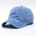 Detailansicht einer blau gewaschenen Baumwoll-Baseballkappe im Vintage-Stil, einfarbiges Design. - Distressed Einfarbiger Stil (2021A-805) / Wassermelonenrot