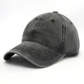 Nahaufnahme einer gewaschenen Baumwoll-Baseballkappe mit Stoffstruktur und feinen Nähten - Distressed Einfarbiger Stil (2021A-805) / Schwarz
