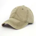 Detailansicht des gewaschenen Baumwollgewebes und der Nähte einer khakifarbenen Baseballkappe - Distressed Einfarbiger Stil (2021A-805) / Khaki