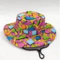 Detailansicht eines bunten Fischerhutes mit geometrischem Muster und verstellbarem Kinnband - M (56-58cm) / Geometrischer Leoparden-Patchwork-Druck