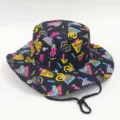 Breitkrempiger UV-Schutz Anglerhut mit Retro-90er Geometriemuster und Kinnriemen - M (56-58cm) / Retro Geometrischer Druck (Schwarze Basis)