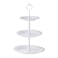 Vista detallada del elegante soporte para tartas blanco de 3 niveles con platos ondulados. - Soporte de gota de 3 niveles - Vara blanca y blanco