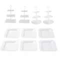 Vista detallada del soporte de plástico de 3 niveles para tartas y bandejas de fiesta. - 2 juegos de varillas blancas de 3 niveles cuadradas + 2 juegos de varillas blancas de 3 niveles redondas + 6 bandejas cuadradas con relieve blancas
