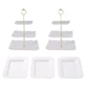 Vista detallada del soporte de postres blanco de tres niveles con bandejas decoradas. - 2 juegos de varillas doradas de 3 niveles cuadradas + 3 bandejas cuadradas con relieve blancas