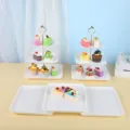 Support à gâteaux blanc à plusieurs niveaux et plateaux à dessert carrés pour mariages - Support Carré Gaufré (Tige Dorée) Avec Plateau Carré / 2 Présentoirs À Étages Et 3 Plateaux / Blanc
