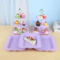 Vue détaillée des supports à gâteaux violets à 3 niveaux et plateaux à desserts dentelés - Support carré à rayures à 3 niveaux avec tige dorée et plateau carré en dentelle / 2 Présentoirs À Étages Et 3 Plateaux / Violet