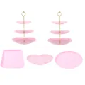 Ensemble de présentoirs à gâteaux roses en cœur à 3 niveaux et plateaux pour fête mariage. - 2 Ensembles de supports grand cœur roses à 3 niveaux à tiges dorées, 1 plateau carré rose, 1 plateau cœur rose et 1 plateau rond rose