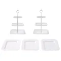 Set de 2 soportes blancos cuadrados de 3 niveles para tartas y 3 platos para fiestas y bodas. - Soporte de 3 niveles cuadrado con relieve y varillas blancas (2 sets) y bandejas con relieve blancas (3 unidades)