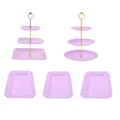 Présentoir à gâteaux en plastique à 3 niveaux style européen en violet pastel. - 1 Ensemble chacun de supports à 3 niveaux gaufrés carrés et ronds violets à tiges dorées et 3 plateaux carrés gaufrés violets