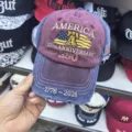 Détail de la casquette de baseball commémorative AMERICA 250e anniversaire brodée. - Style Commémoratif 250e Anniversaire de l'Amérique / Rouge Vin/Bleu