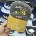 Détail d'une casquette de baseball vintage brodée pour le 250e anniversaire des USA - Style Commémoratif 250e Anniversaire de l'Amérique / Gris Foncé & Jaune