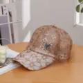 Nahaufnahme der atmungsaktiven Mesh-Baseballkappe mit Pailletten und Herz-Emblem - Netzgewebe Herz Pailletten Stil / Braun