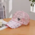 Detailansicht einer rosa Mesh-Baseballkappe mit Pailletten und einem Herzanhänger - Netzgewebe Herz Pailletten Stil / Rosa