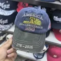 Vue détaillée de la casquette de baseball délavée brodée America 250th avec visière usée - Style Commémoratif 250e Anniversaire de l'Amérique / Marine/Gris
