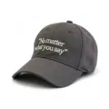 Nahaufnahme einer grauen Baseballkappe mit der Stickerei 'No matter what you say' - Verstellbar / NO MATTER WHAT YOU SAY Bestickter Stil / Dunkelgrau
