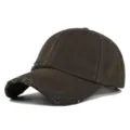 Nahaufnahme der braunen Baumwoll-Baseballkappe mit Used-Effekt und Stickerei am Schirm - Verwitterte Baseballkappe (20240229) / Kaffeebraun