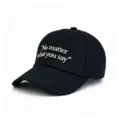 Detailansicht einer schwarzen Baseballkappe mit weißer No matter what you say Stickerei - Verstellbar / NO MATTER WHAT YOU SAY Bestickter Stil / Schwarz