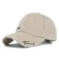 Detailansicht der Abnutzungen und schwarzen Stickerei auf einer beigen Kappe - Verwitterte Baseballkappe (20240229) / Beige