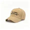 Detailansicht der khakifarbenen Baseballkappe mit schwarzer Zitat-Stickerei vorn - Verstellbar / NO MATTER WHAT YOU SAY Bestickter Stil / Khaki