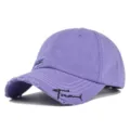 Detailansicht einer lila Baumwoll-Baseballkappe im Distressed-Look mit Trend-Stickerei - Verwitterte Baseballkappe (20240229) / Hellviolett