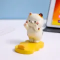 Süßer Cartoon-Katzenständer für Handy und Tablet mit gelber Wolkenbasis-Design - Katze