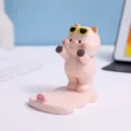 Niedliche Cartoon-Schwein-Figur als Handyhalter mit gelber Sonnenbrille für den Tisch - Cooles Schweinchen