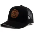 Nahaufnahme einer schwarzen Wildleder-Trucker-Mütze mit rundem braunem Logo-Patch. - Rundes Etikett Netz 55-60cm / Schwarz
