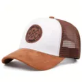 Nahaufnahme einer braunen Wildleder-Truckerkappe mit rundem Aufnäher und Netzrücken - Rundes Etikett Netz 55-60cm / Weiß/Karamell Krempe