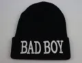 Vue détaillée d'un bonnet en tricot noir avec broderie 3D BAD BOY blanche élégante - Réglable / Black (BAD BOY)