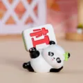 Mini figurine de panda mignon tenant une tuile Mahjong rouge pour décoration de bureau - Mahjong Joyeux - Gang