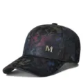 Detailansicht einer bunten Glitzernetz-Baseballkappe mit einem goldenen M-Metalllogo - Verstellbar / Vollflächiger Druck Schwarz