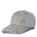 Nahaufnahme einer Sommer-Mesh-Baseballkappe mit goldenem M-Logo und bunten Akzenten. - Verstellbar / Netz Halb-Bunt Grau