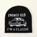 Nahaufnahme einer schwarzen Strickmütze mit klassischem Autodesign und Text - Retro Auto Slogan Muster (2)