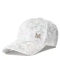 Detailansicht der weißen Mesh-Baseballkappe mit Strass-M-Logo und buntem Muster - Verstellbar / Vollflächiger Druck Weiß