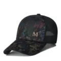 Detailansicht einer schwarzen Netz-Baseballkappe mit bunten Strasssteinen und M-Logo - Verstellbar / Netz Halb-Bunt Schwarz