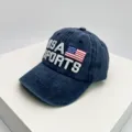Vista detallada del bordado y la textura de mezclilla lavada de esta gorra de USA SPORTS - 55-60cm / Bandera Marina