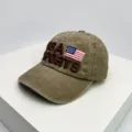 Detalle macro de una gorra de béisbol de algodón caqui lavado con bordado USA Sports y bandera - 55-60cm / Bandera Caqui