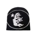 Dettaglio del berretto in maglia nera streetwear con motivo a faccia di fiamma e stella - Motivo Stella Viso a Fiamma (6)