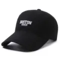 Dettaglio del ricamo bianco BOSTON 1630 su un berretto da baseball in cotone nero - Circonferenza della testa 55-60 cm / Nero
