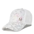 Detailansicht einer weißen Mesh-Basecap mit buntem Muster und M-Logo aus Strasssteinen - Verstellbar / Netz Halb-Bunt Weiß