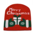 Primo piano di un berretto festivo rosso in maglia con testo 'Merry Christmas' e disegni - Motivo Regalo Buon Natale (7)