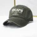 Detailansicht einer vintage gewaschenen grauen Baseballkappe mit weißer Buchstabenstickerei - Verstellbar / Gewaschenes Armeegrün