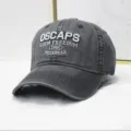 Nahaufnahme der grauen Vintage-Baseballkappe mit hochwertiger weißer Buchstabenstickerei. - Verstellbar / Gewaschenes Grau