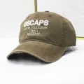 Detailansicht einer braunen Vintage-Baseballkappe mit weißer Buchstabenstickerei - Verstellbar / Gewaschenes Khaki
