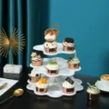 Présentoir à cupcakes blanc à 3 étages avec poignée dorée pour le thé de l'après-midi - Style Muffin à 3 Niveaux (Tige Dorée) / Blanc