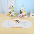 Présentoirs à cupcakes blancs à 3 étages et assiettes à dessert ronds pour mariage - Support à 3 Niveaux Gaufré Rond avec Plateau Rond (Tige Dorée) / Ensemble De 5 Pièces (2 Ensembles De Présentoirs À 3 Niveaux + 3 Plateaux) / Blanc