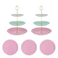 Vue détaillée du présentoir à desserts en plastique à 3 niveaux pour les fêtes et goûters. - 2 lots de tiges dorées tricolores à 3 niveaux à rayures verticales et 3 plateaux ronds en dentelle