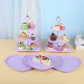 Vue détaillée des supports à gâteaux violets à 3 niveaux et plateaux - Support carré à rayures à 3 niveaux avec tige dorée et plateau en forme de cœur / 2 Présentoirs À Étages Et 3 Plateaux / Violet