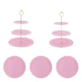 Vue détaillée du présentoir à dessert en plastique rose à 3 niveaux pour fêtes. - 2 Ensembles de supports papillon à 3 étages avec tiges dorées roses + 3 plateaux ronds en dentelle roses